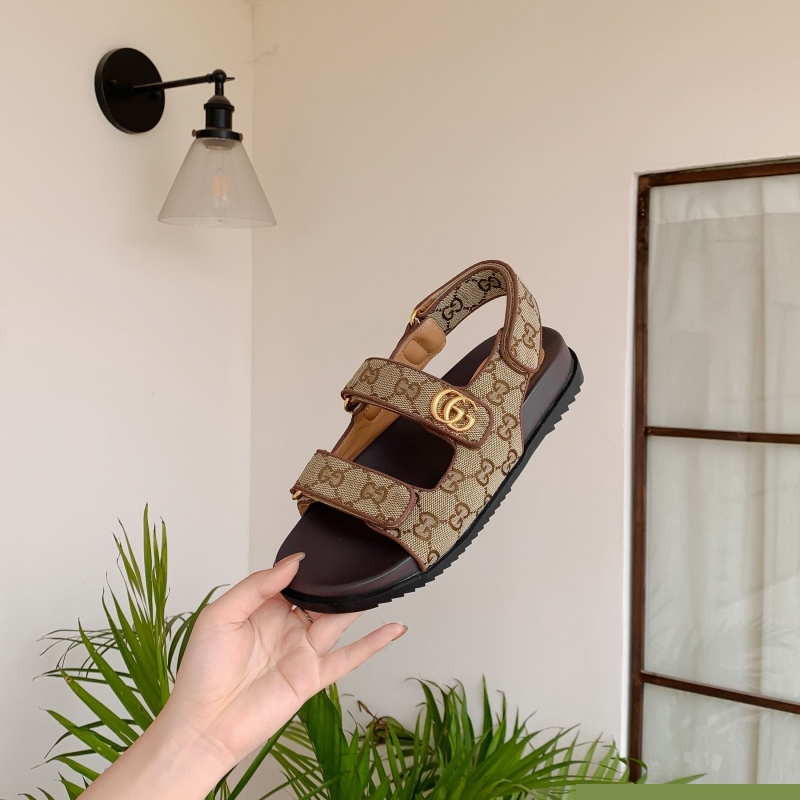 G*u*i sandals